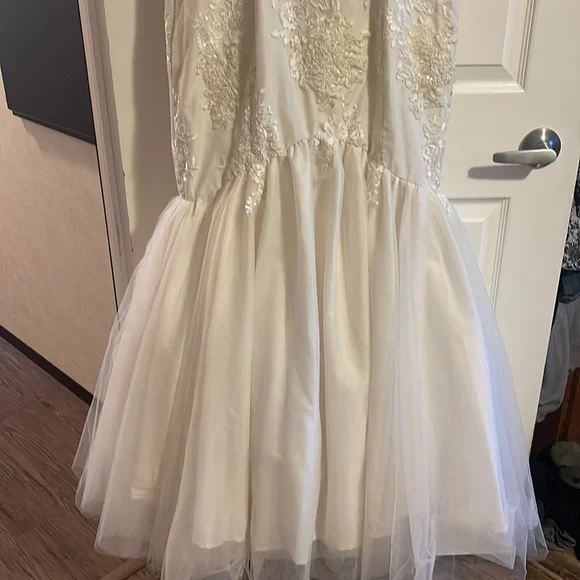 Beautiful Mermaid Lace and Tulle Wedding Dress - Picture 5 of 10